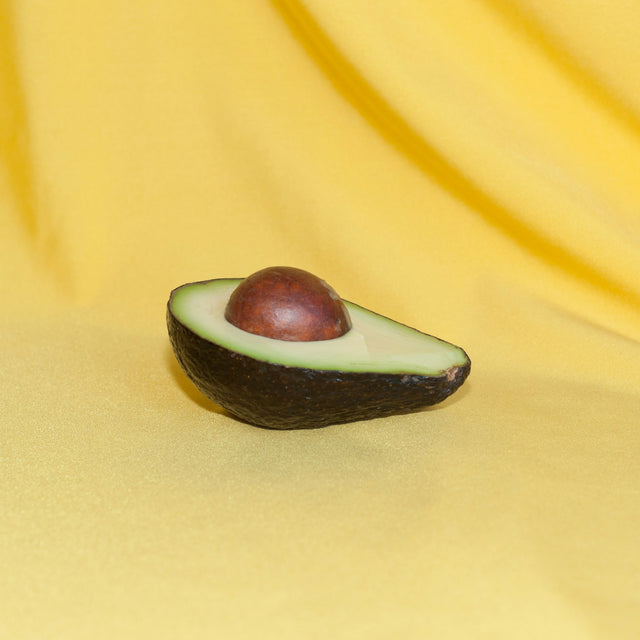 Doorgesneden avocado, een bron van gezonde vetten